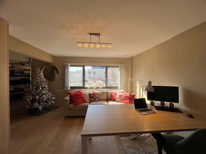 Volledig gemeubelde studio mat aparte slaapkamer in het centrum van Leuven. Gelegen in een zijstraat op het einde van de Naamsestraat en binnen de kle